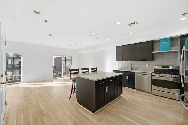 Primary Photo - 86 Clinton St