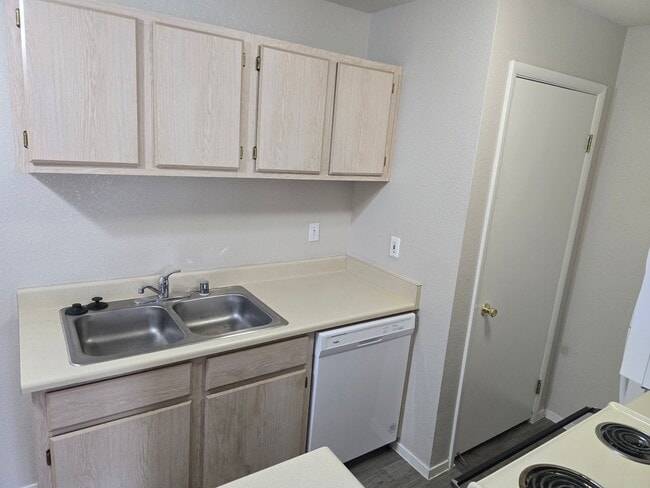 Building Photo - ***GREAT 1 BEDROOM/ 1 BATH CONDO ON SECOND...