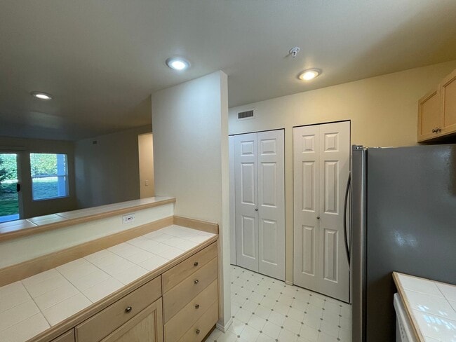 Building Photo - Sammamish - 3 BR, 2 BTH ground floor condo...