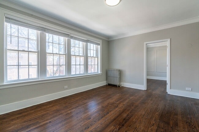 Building Photo - 7418 N Damen Ave