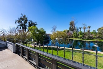 Building Photo - 3 Bedroom & 2 Bathroom