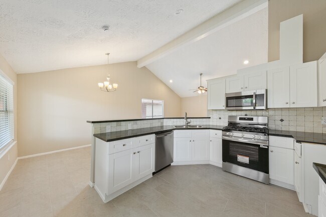 Building Photo - 1911 Highcrest Dr