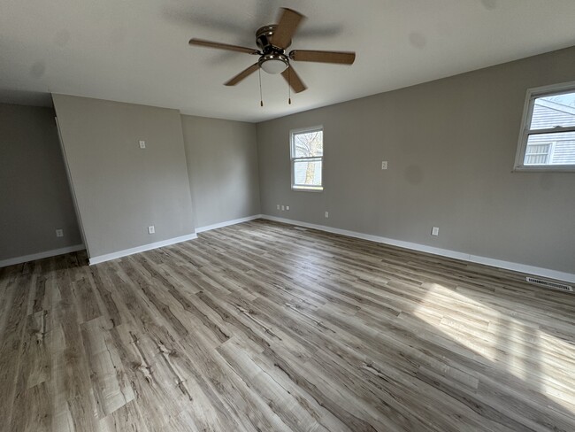 Building Photo - 2205 Versailles Dr