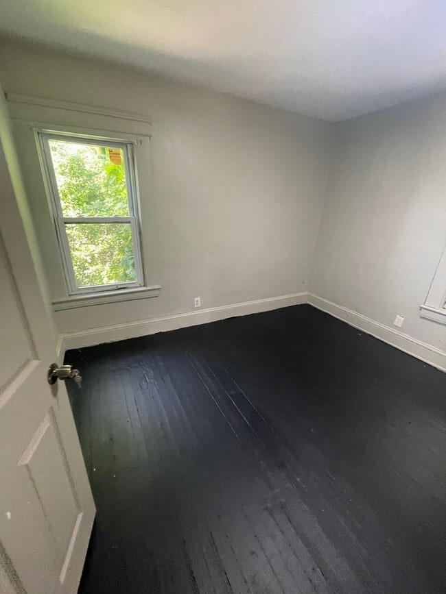 Building Photo - Section 8 Accepted! Spacious Newly Renovat...