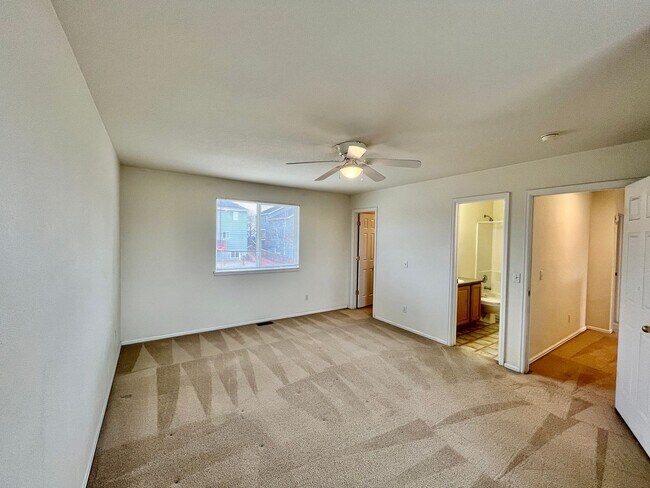 Building Photo - Spacious 4 Bedroom Stetson Hills Home!