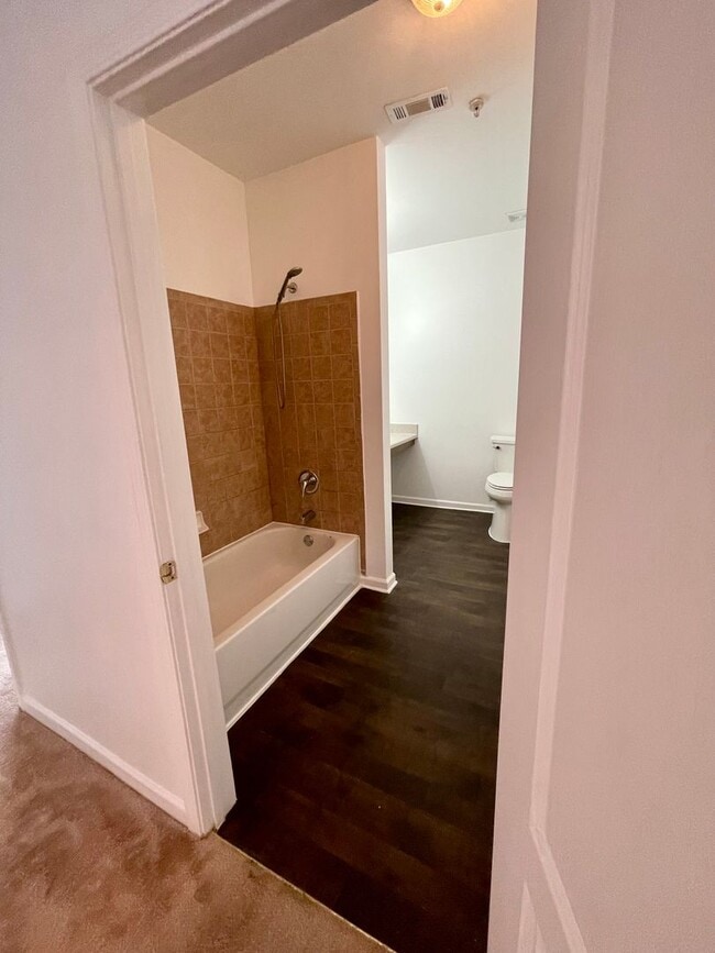 Building Photo - Newly Renovated 3 Bedroom Condo at a GREAT Price!