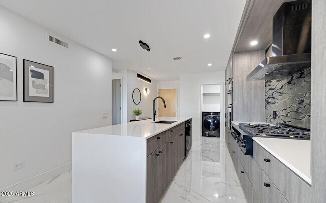 Building Photo - 7157 E Rancho Vista Dr