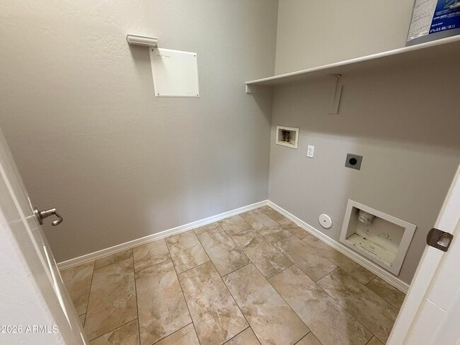 Building Photo - 2417 E Iris Dr