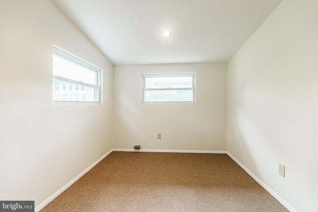 Building Photo - 548 Paddock Rd