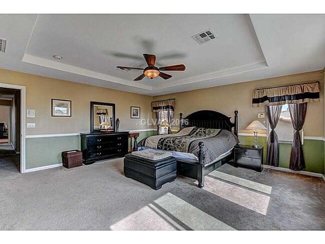 Building Photo - Stunning & Spacious Home with Park Views and Pool!