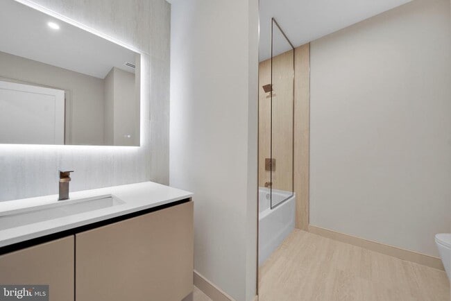 Building Photo - 2121 Ward Pl NW