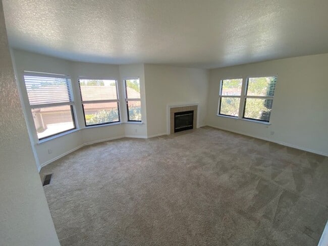 Building Photo - Glen Heights Condo