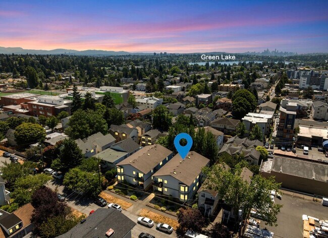 Building Photo - Top Floor 2-Bed Condo with Garage Parking