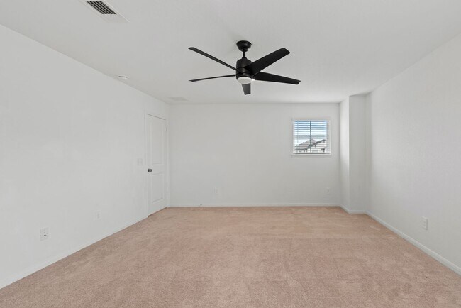 Building Photo - Spacious & Like-New 4-Bedroom Home with Mo...