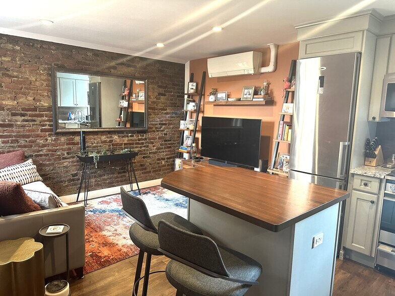 Building Photo - 10 Henchman St