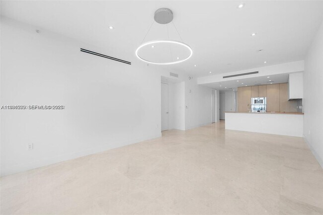 Building Photo - 15701 Collins Ave