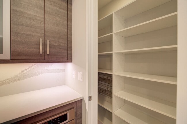 Building Photo - 4Bd/3Ba Bellevue Townhouse