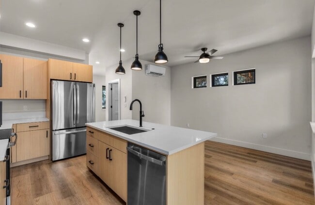Building Photo - Gorgeous BRAND NEW Modern 2-bd/2-bath Condo in Redmond, OR!