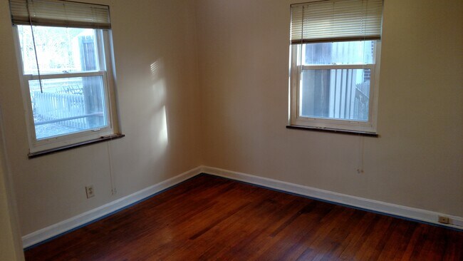 Building Photo - 3122 Coral Park Dr