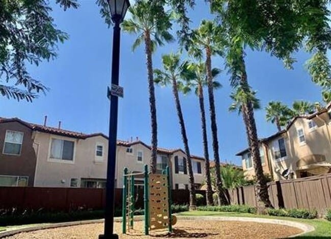 Building Photo - 3 Bedroom 2.5 Bath Condo in Gated Communit...