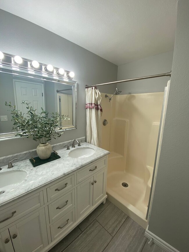 Building Photo - 2 bed, 2 bath upgraded unit with community...