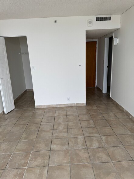 Building Photo - 7601 E Treasure Dr