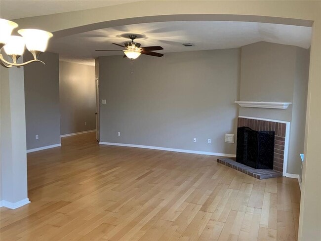 Building Photo - 1827 Oak Ridge Dr