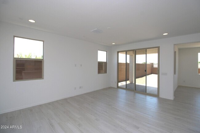 Building Photo - 8725 W Medlock Dr