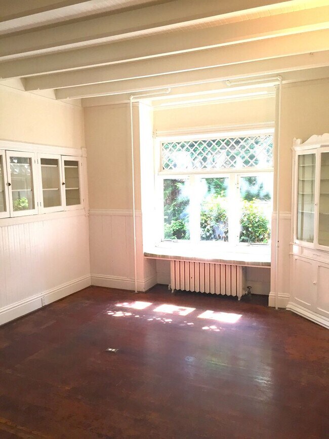 Building Photo - 910 N Garden St