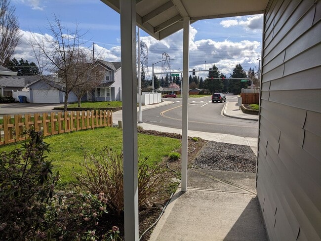 Building Photo - Conveniently located 3 bedroom Home