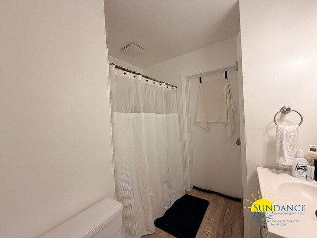 Building Photo - Spacious 4BR Home in Fort Walton Beach with Solar Panels!