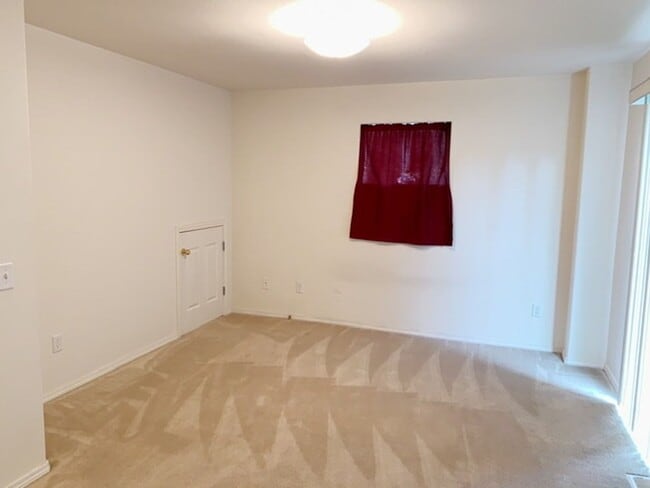 Building Photo - East Anchorage Townhouse with Yard, Garage, and W/D In unit! Close to JBER!