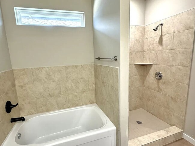 Building Photo - Pet-Friendly 3-Bed Home in Edmond - Move-In Ready!