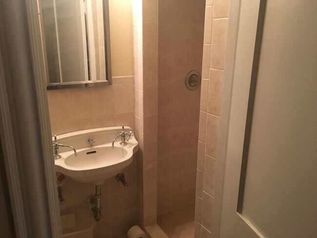 Building Photo - Knoxville 37919 - Rare opportunity to rent a historic European-style Condo with 2 bedrooms and 2 ...
