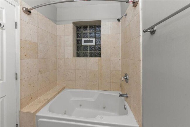 Building Photo - 2 bedroom in Chicago IL 60657