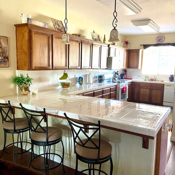 Building Photo - 1121 Oak Ave