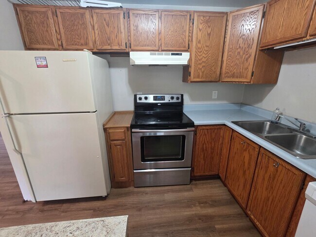 Building Photo - NE Tacoma "Retro" Rambler home - 3 bedroom plus den with 1 bathroom, 2 car garage, AC units - Ava...