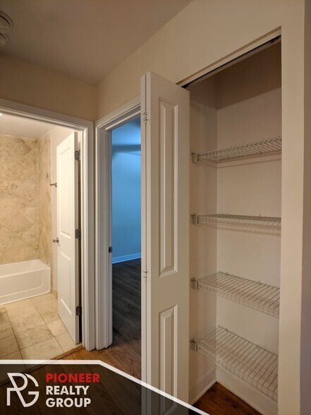 Building Photo - 643 W Wrightwood Ave