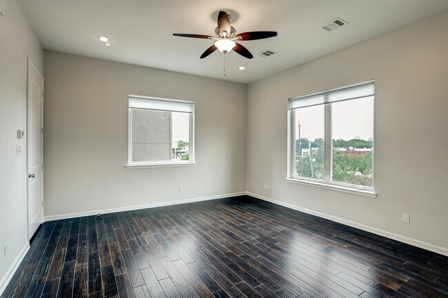 Building Photo - 2613 Waugh Dr