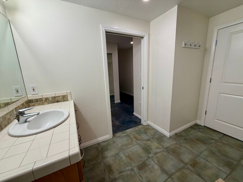 Building Photo - 850 Beech St