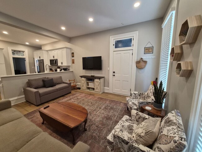 Building Photo - Full Furnished 2 Bed/1 Bath with Utilities Included