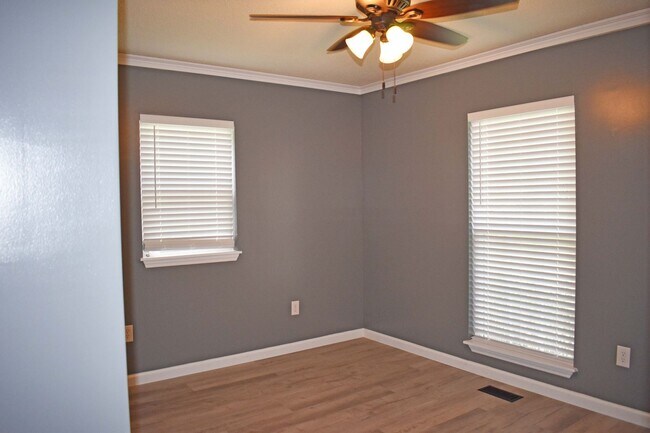 Building Photo - Great home in quiet setting