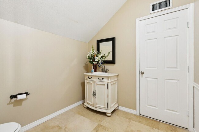 Building Photo - 2544 Cedarlawn Dr