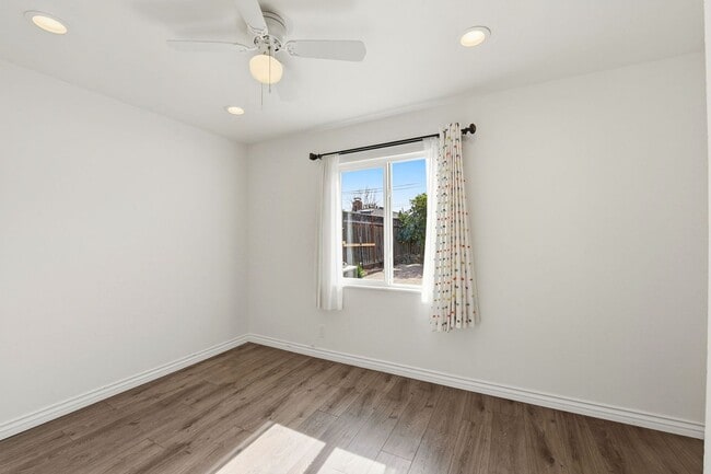 Building Photo - Sunning 3BD/3BA w/Bonus Room and Private Yard