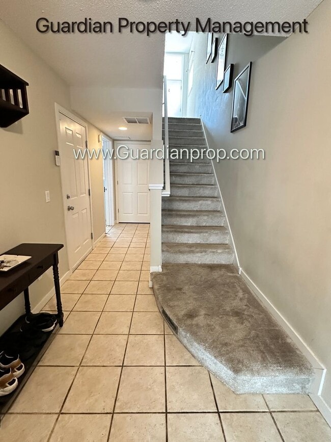 Building Photo - Northeast Minneapolis Town Home, Patio/Dec...