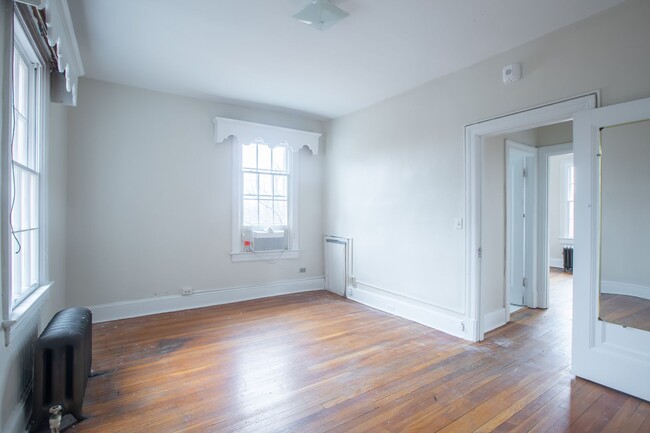 Building Photo - Amazing 2 BR/1 BA Condo in Georgetown, DC!