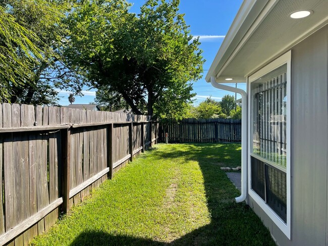Building Photo - Charming 2 beds/2 baths duplex with privat...