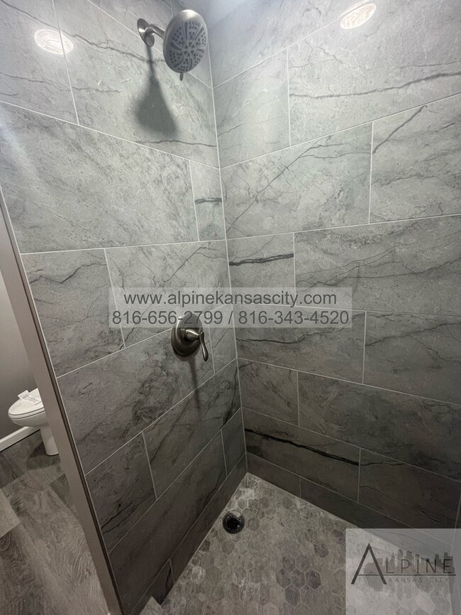 Building Photo - Available Mid January! 5 Bedrooms, PLUS Rec Room in Gladstone!