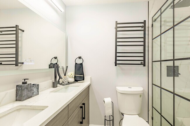 Building Photo - 5455 N Sheridan Rd