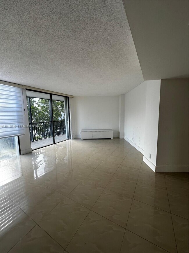 Building Photo - 3475 N Country Club Dr